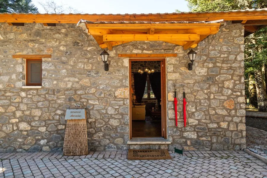 Πέτρινο σαλέ με ξύλινο στέγαστρο